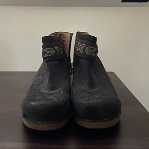 Dansko size 40 boot clogs